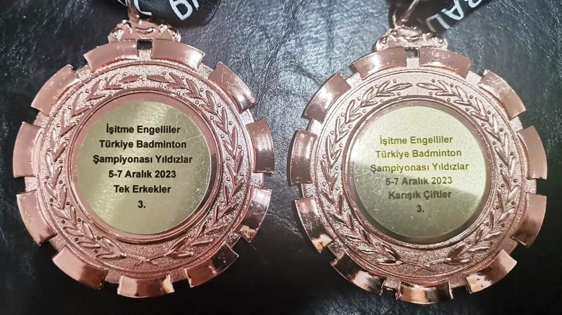 Öğrencimiz Muhammed Musab Alsan Badminton yarışmalarında hem tek erkekler hem de çiftler kategorisinde Türkiye 3. olmuştur.